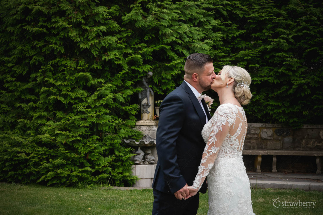 bride-groom-kissing-in-park