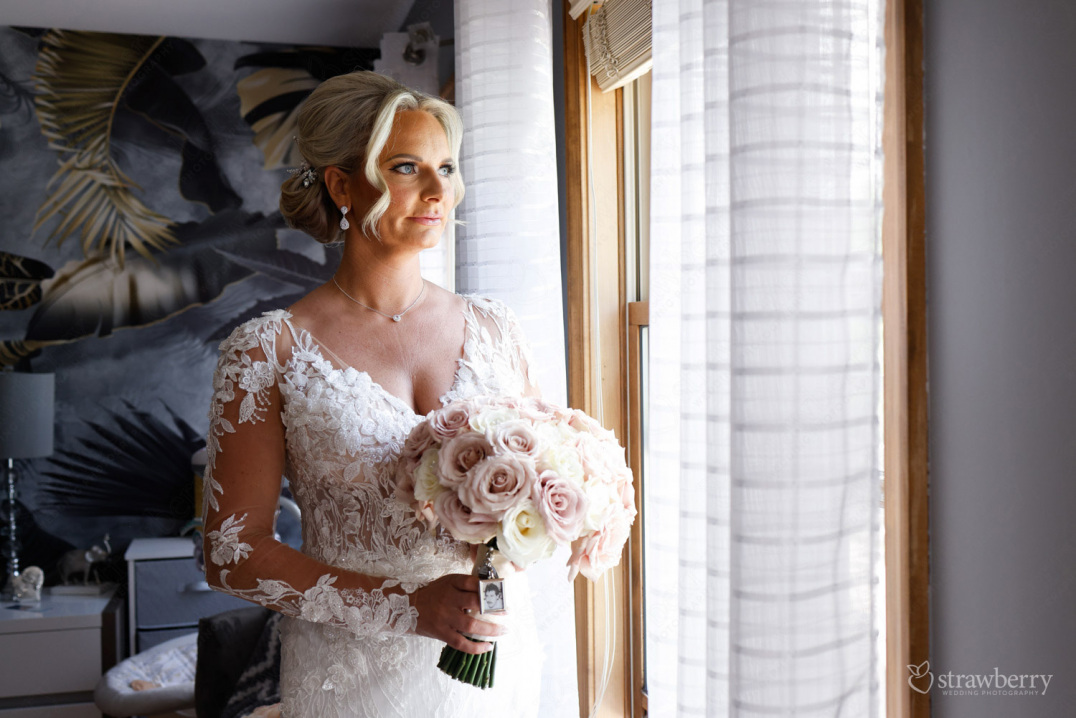 bride-with-wedding-roses-near-by-window-1
