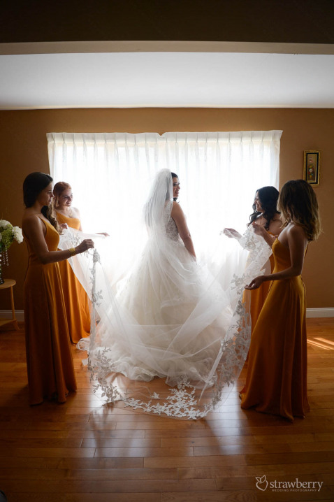 preparation-bride-with-bridesmaids