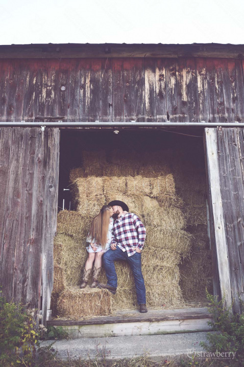 couple-kissing-on-haystack