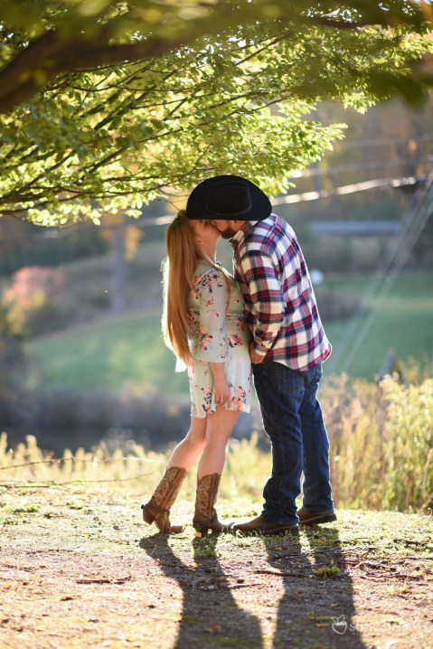 couple-kissing-sorrelwood-farms