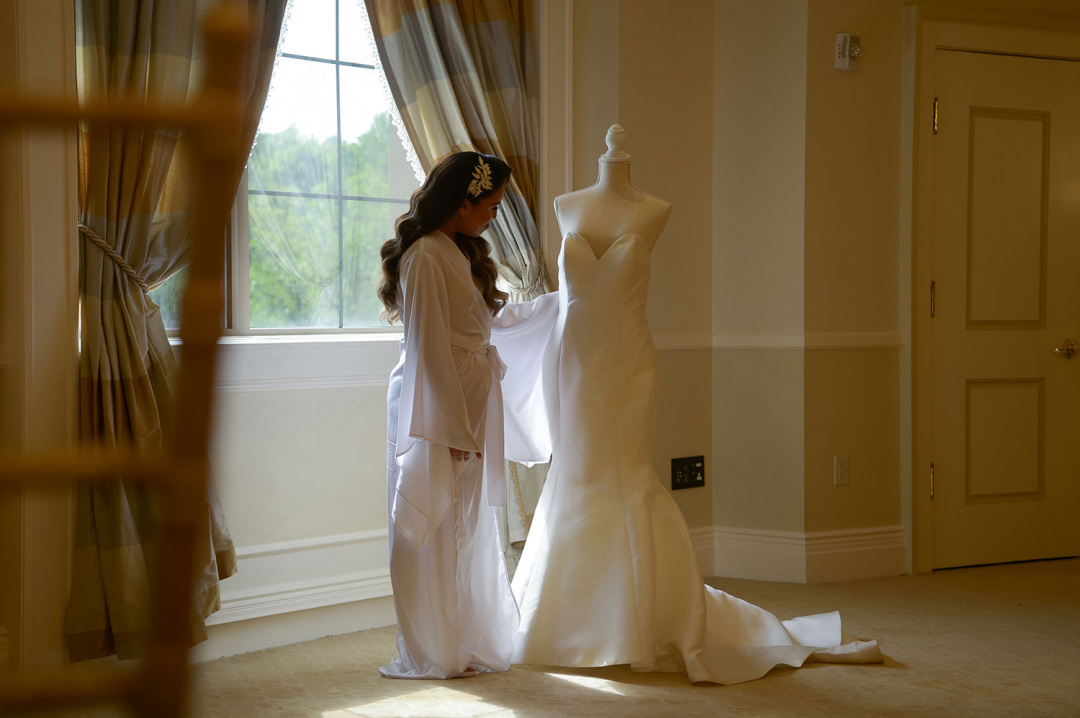06-bride-preparation-wedding-dress-2