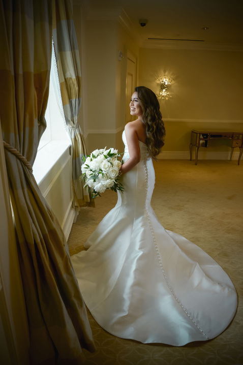 14-beautiful-bride-look-wedding-dress-white-flowers-hotel-room