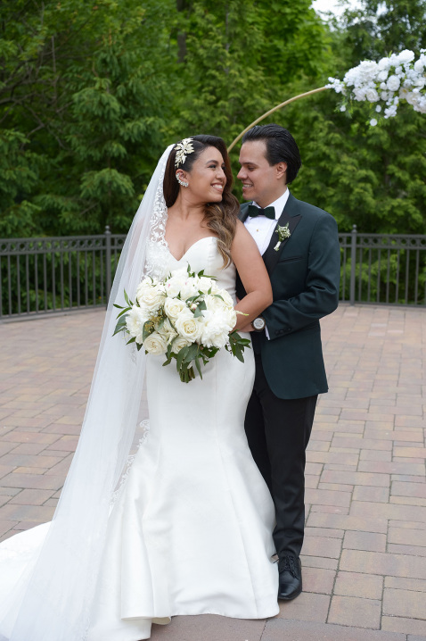 22-newlyweds-love-look-wedding-bouquet-long-veil