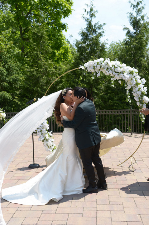 23-married-couple-kiss-long-veil-flower-circle