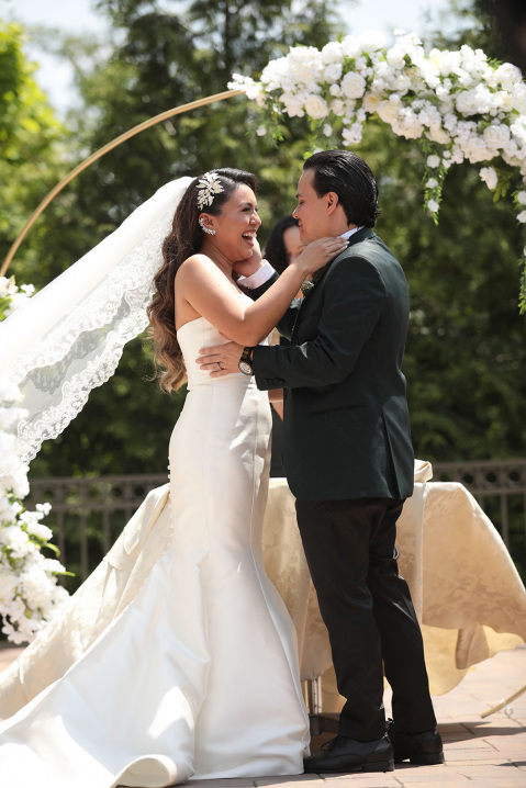 28-newlyweds-happiness-outdoor-wedding-ceremony
