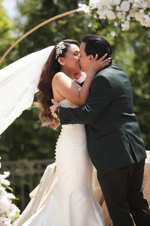 29-married-couple-kiss-long-veil