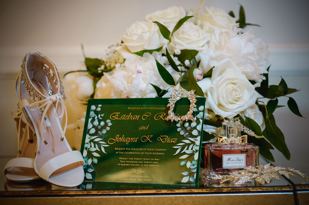 30-wedding-details-shoes-invitation-bouquete-perfumes