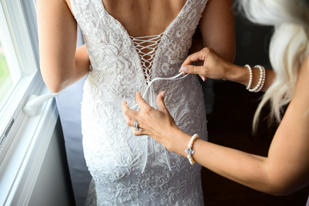 09-bride-preparation-dressing-up-wedding-gown