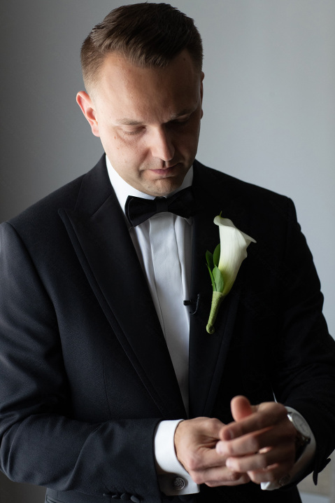 13-groom-preparation-portrait-wedding-suit-bowtie