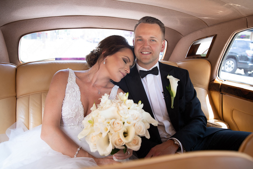 24-newlyweds-inside-limousine