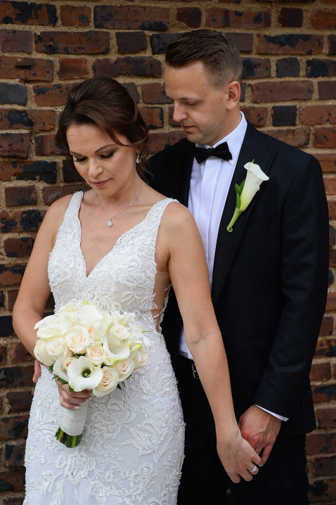 25-bride-groom-closeness-wedding-bouquet-brick-wall