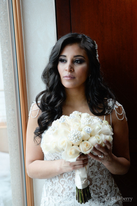 bride-look-with-wedding-bouquet-portrait