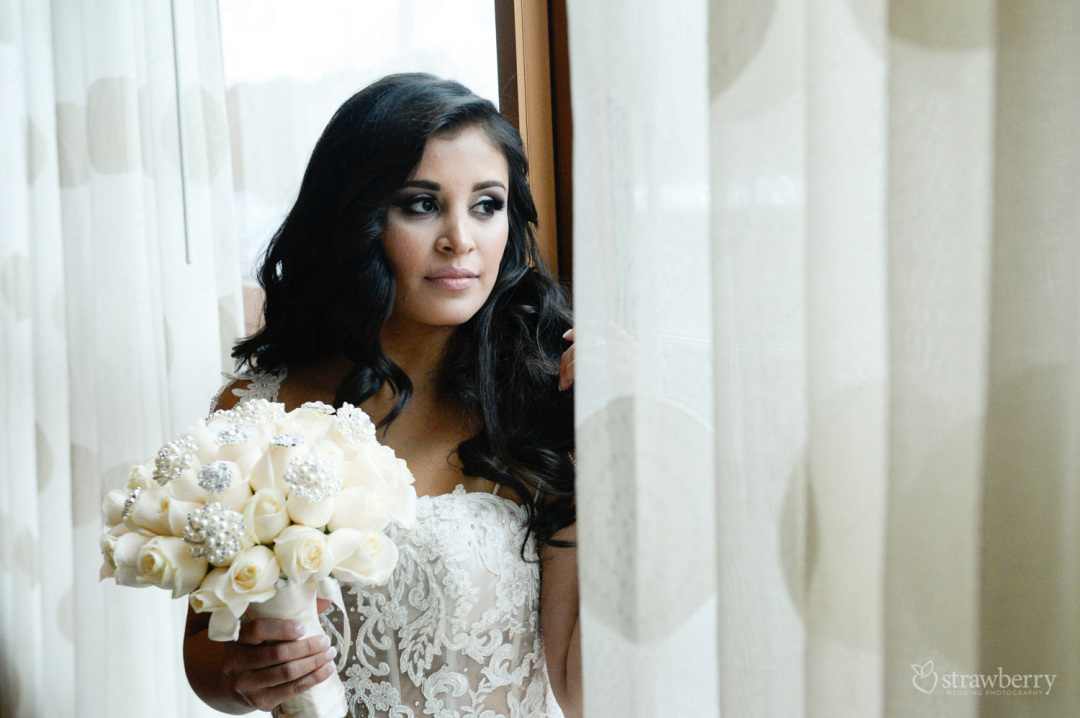 bride-with-white-roses