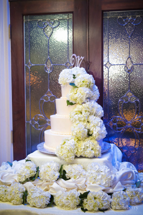 wedding-cake-with-hydrangeas