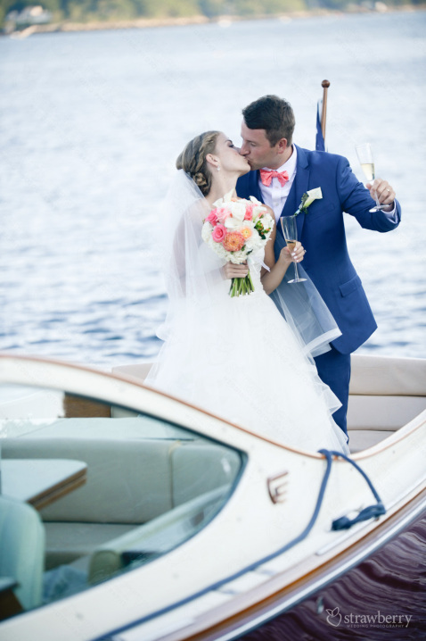 newlyweds-kissing-on-boat