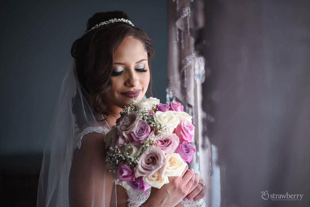 bride-with-pink-rose-wedding-bouquet