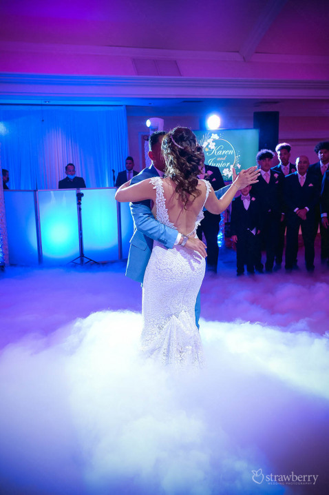 newlyweds-first-dance-in-the-cloud-01