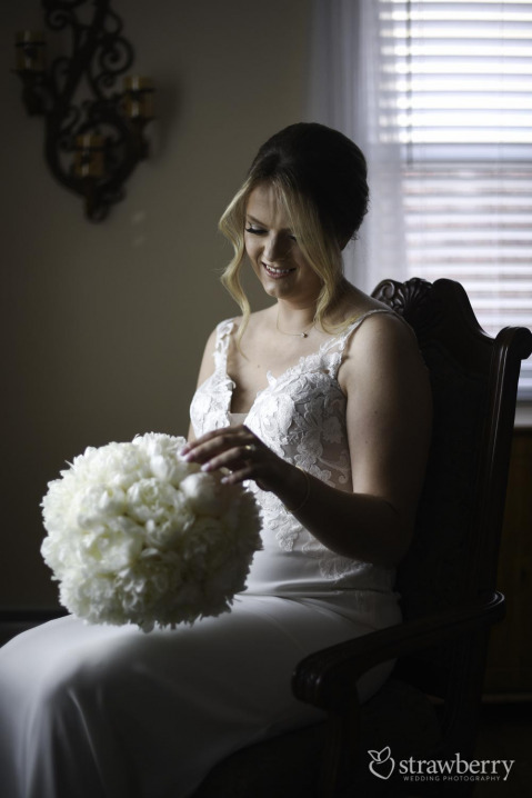 bride-with-wedding-bouquet-sits-on-chair