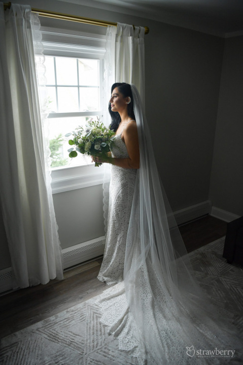 bride-with-wedding-bouquet-near-by-window-01