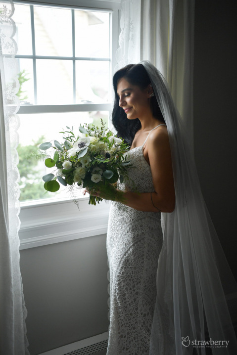 bride-with-wedding-bouquet-near-by-window-02