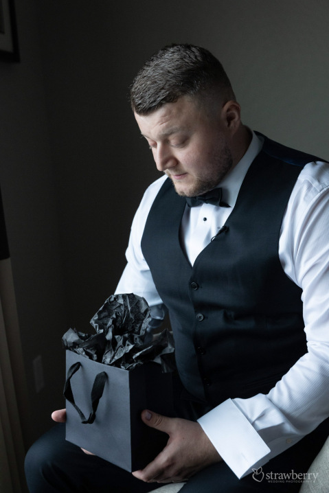 groom-preparation-wedding-gift