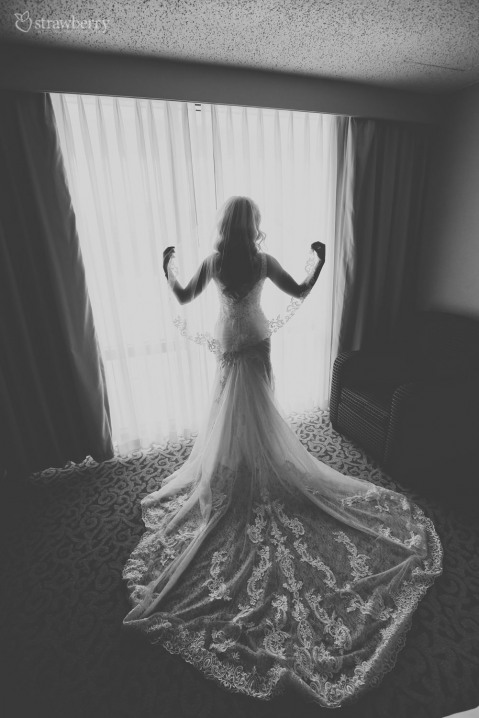 black-white-bride-look-wedding-dress-lace-train-veil