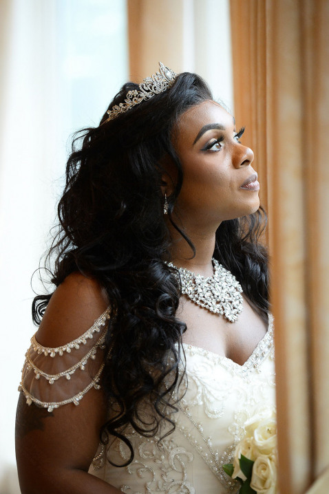 14-bride-look-diamond-tiara-bouquet-necklace-3