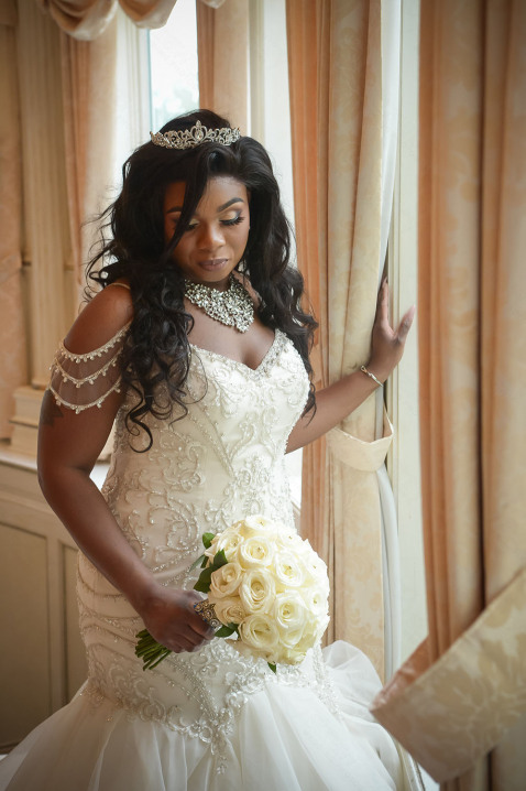 2-bride-look-wedding-dress-bouquet-necklace