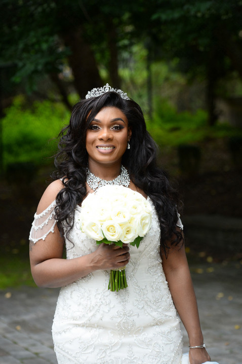 7-beautiful-bride-look-smile-white-roses-diamond-tiara