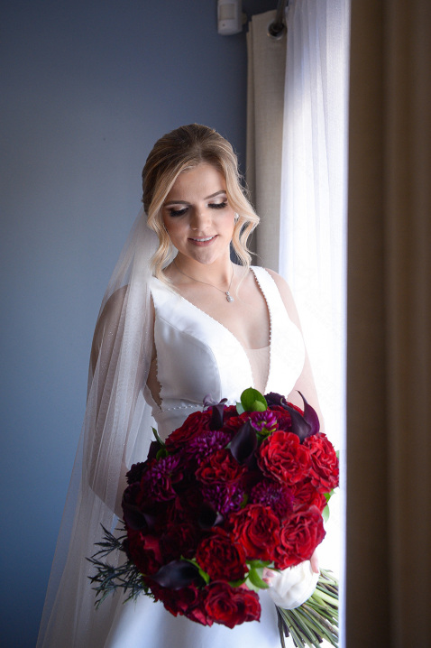 10-bride-look-red-flowers