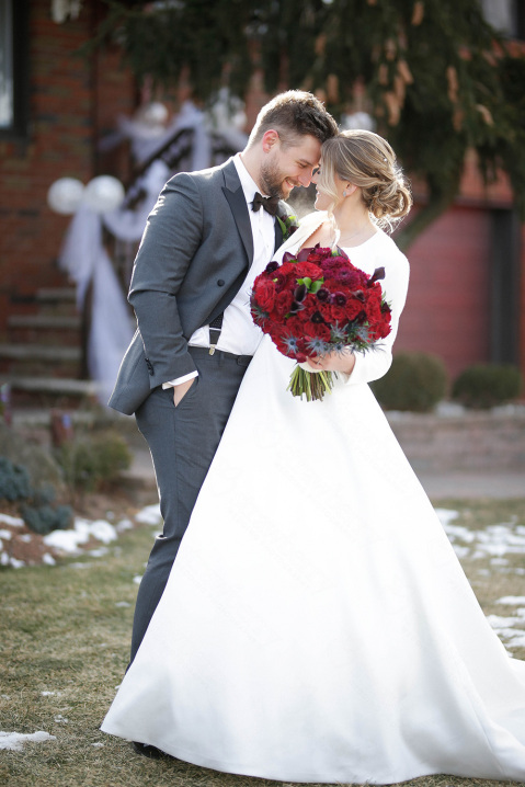 19-bride-groom-forehead-touch-red-roses