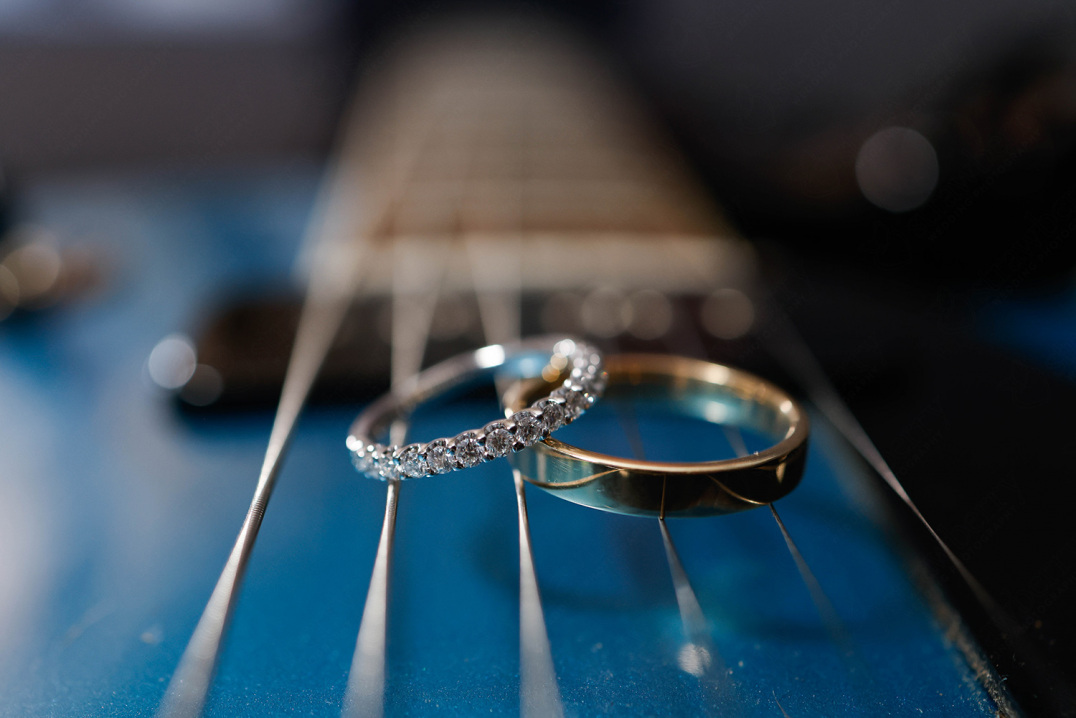 3-wedding-details-rings-on-guitar
