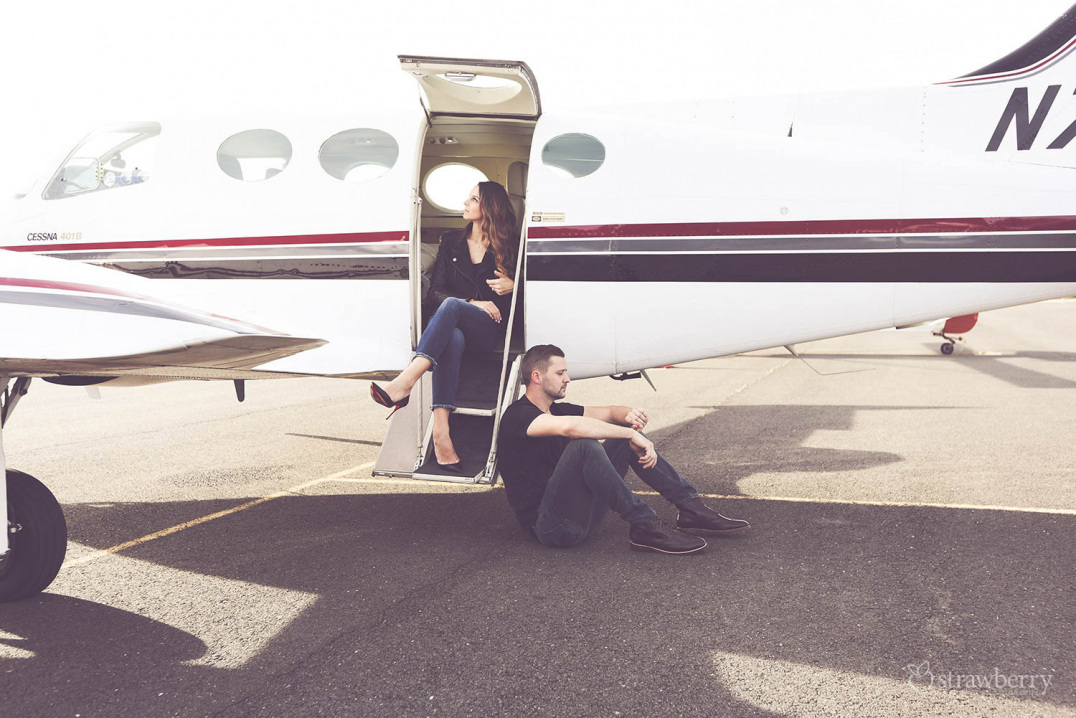 couple-engagement-session-on-airport