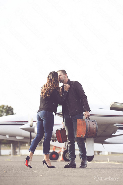 couple-kiss-airport-engagement-session