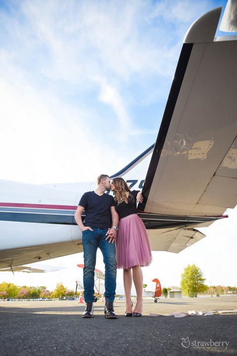 engaged-couple-airplane-2