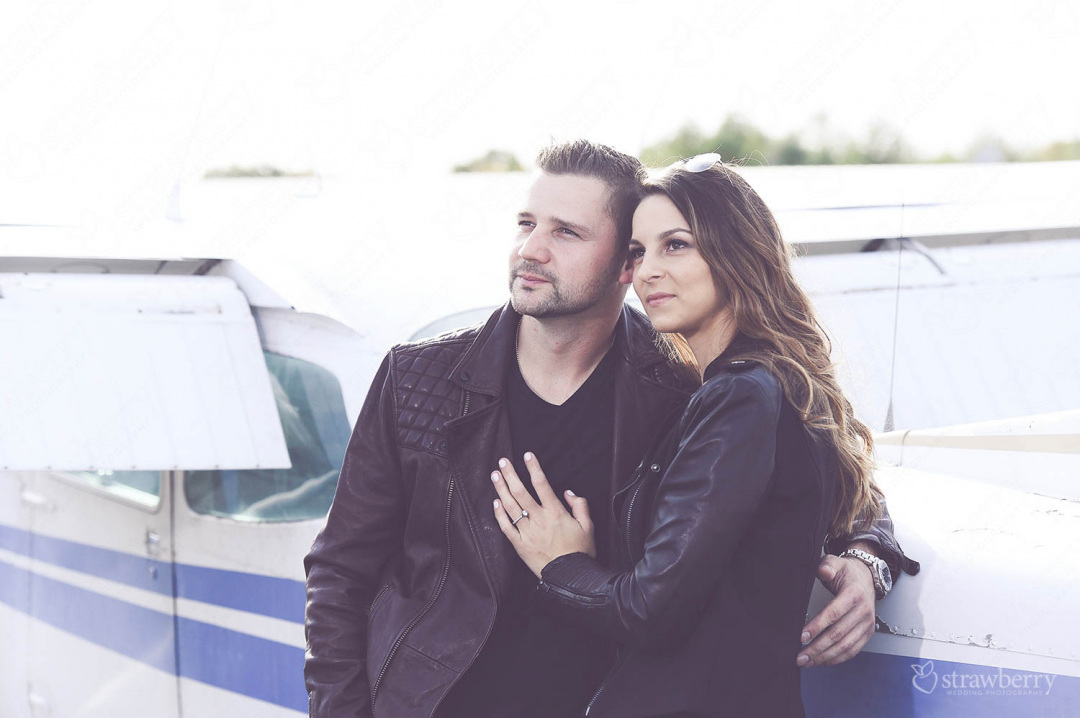 happy-couple-airport-engagement-session-2