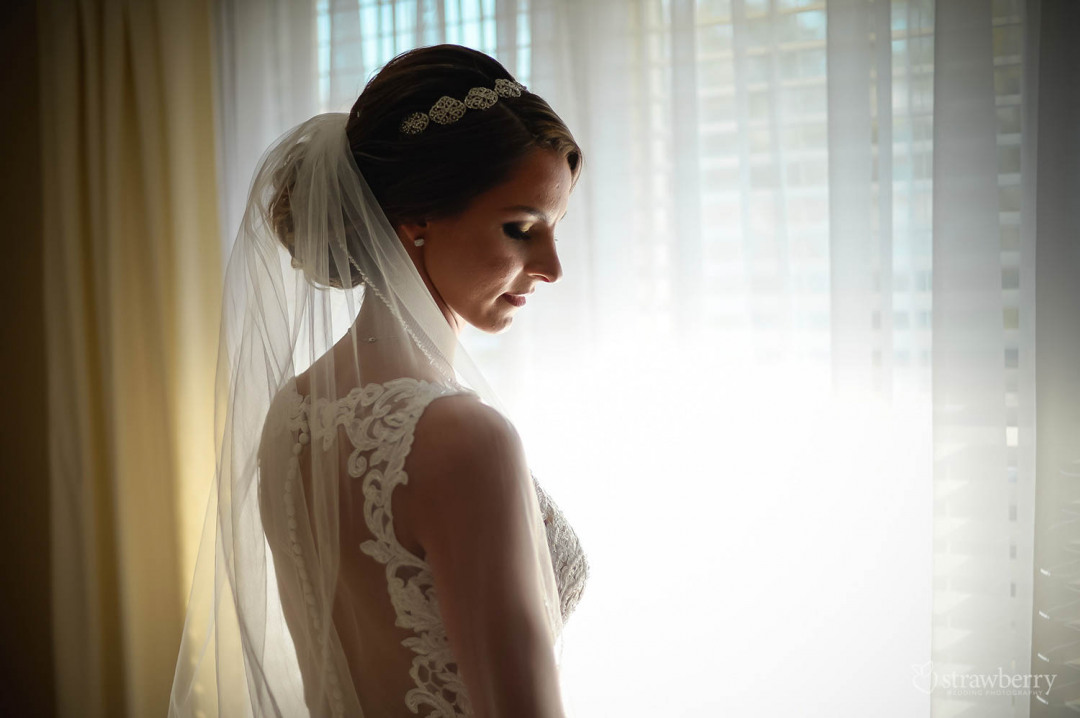 beautiful-bride-near-by-window-03