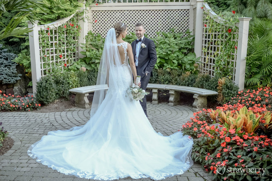 bride-groom-in-beautiful-garden