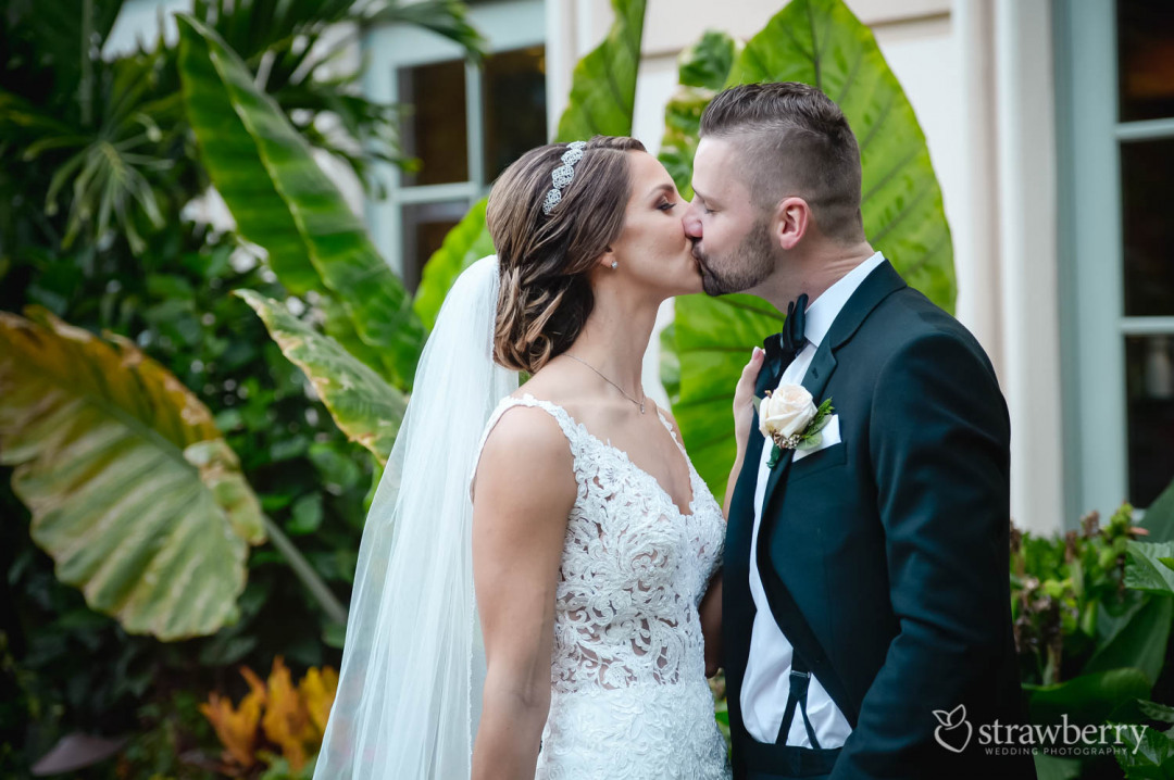 bride-groom-kiss-in-garden