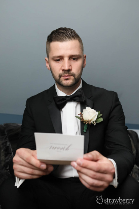 groom-reading-love-letter