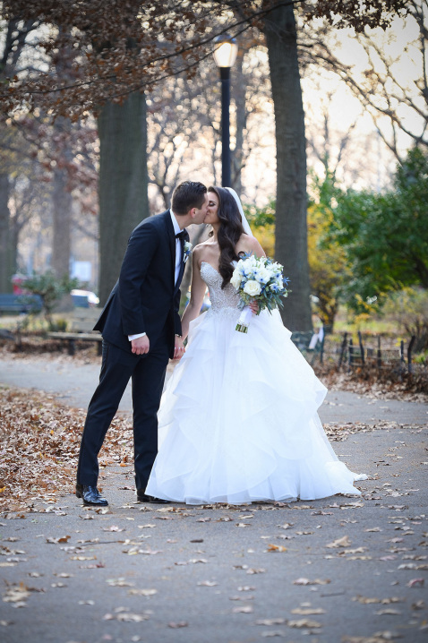 22-married-couple-kiss-winter-park-session
