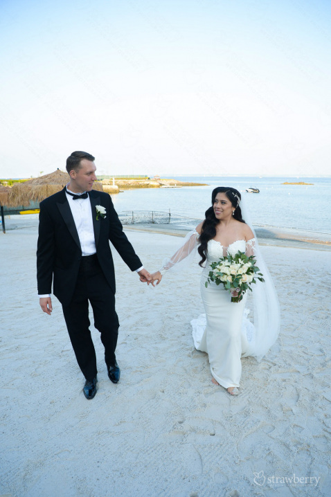 happy-newlyweds-walk-on-the-beach-long-island-2