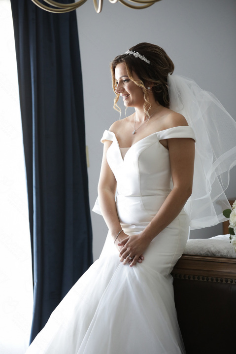 10-bride-look-wedding-dress-smile