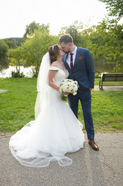 17-newlyweds-kiss-wedding-bouquet-park