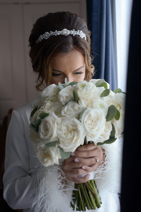 4-bride-look-white-wedding-roses-diamond-tiara